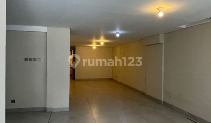 Rumah Dijual Cepat 4 Lantai dengan Lift bisa Nego di Pondok Indah
