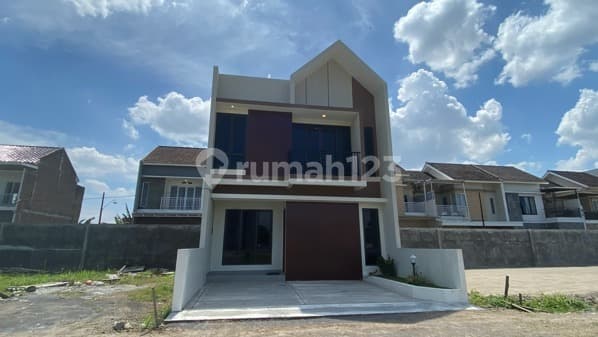 Rumah 2 Lantai Lingkungan Asri Legalitas Terjamin di Colomadu