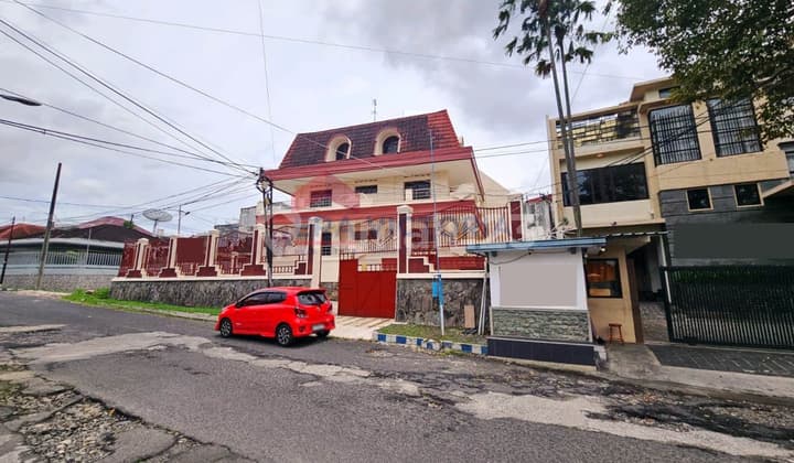 Disewakan Rumah 4 Lantai Kawasan Gunung-Gunung Tidar, Kondisi Sangat Terawat. Cocok untuk Kantor, Kos-Kosan, Ataupun Investasi Panjang Lainnya