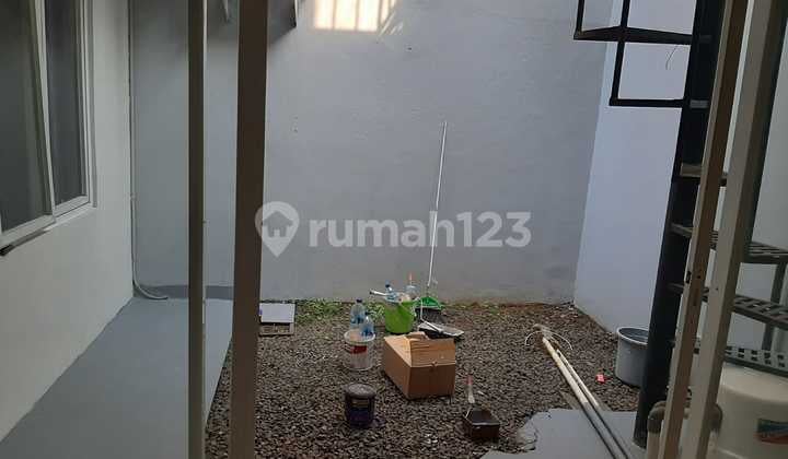 Disewakan Rumah Bagus 1,5 Lantai di Regensi Melati Mas 2