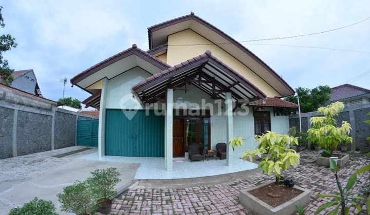 Dijual Rumah dengan Tanah Luas di Kelapa Dua Depok