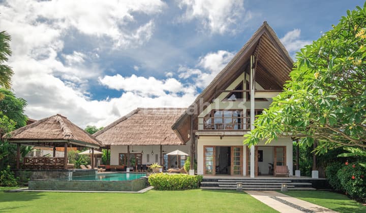 Villa Mewah 4 KT Tepi Pantai Taman Luas Lovina Buleleng Bali