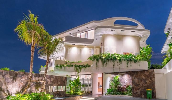 Villa Mewah 3 KT dengan Jacuzzi Dekat Pantai Kuta Seminyak Bali