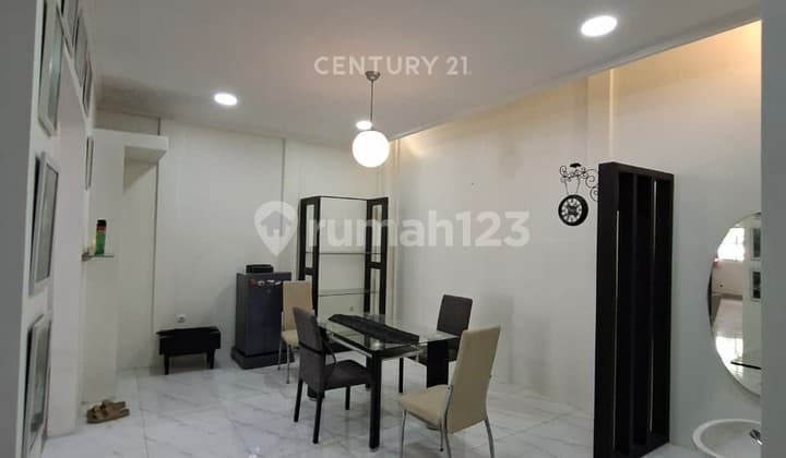 Rumah di Summarecon 2 Lantai 3 Kamar Tidur Sangat Terawat
