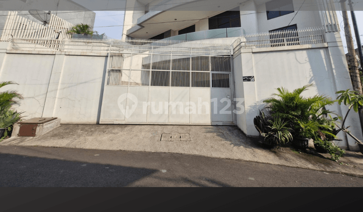 Dijual.!!! Rumah, 3 Lantai, SHM, Jatinegara