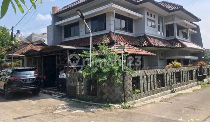 Strategic Central House. Bandung City