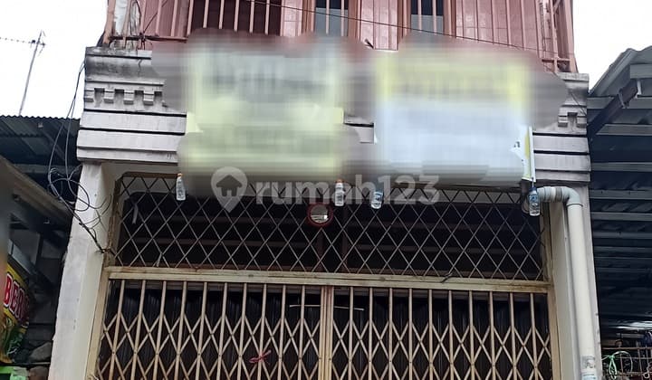 Strategic shop house in the center of the crowd.