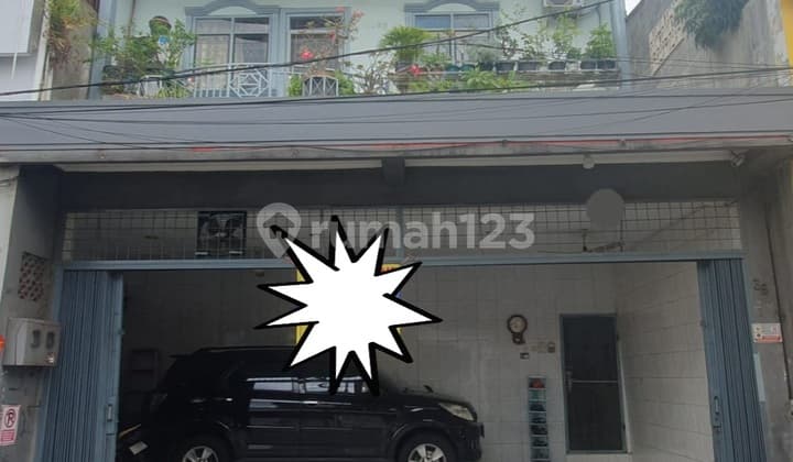 Strategic shop house suitable for business/residence.