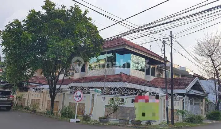 Disewa Rumah 350M2.huk Utara Timur2 Lantai