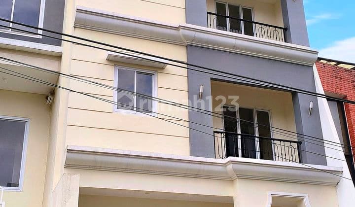 Rumah 3 Lantai Puri Indah, Belum Pernah di Huni, Lokasi Favorit dan Bebas Banjir