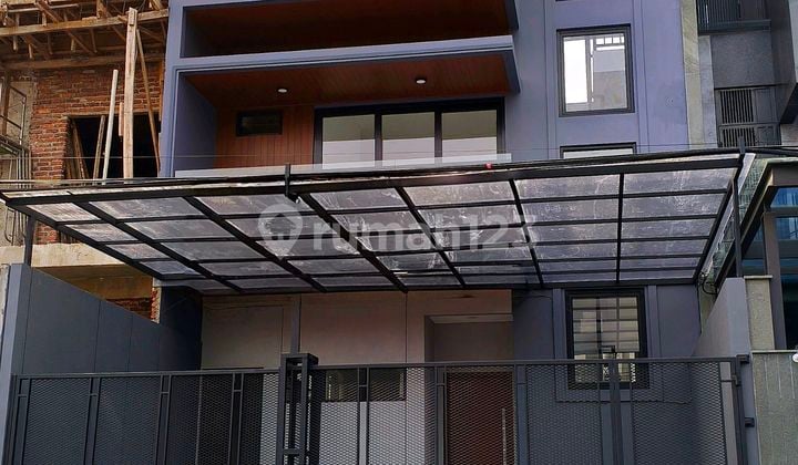 Rumah 3 Lantai, Desain Mewah, Dalam Cluster Old Money