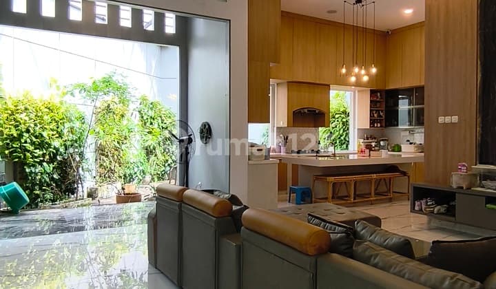 Rumah 2 Lantai Mewah, dengan Desain Modern Tropical