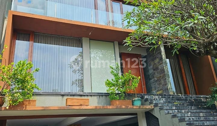 Rumah Mewah Pembawa Hokky, 3 Lantai Didalam Cluster Favorit