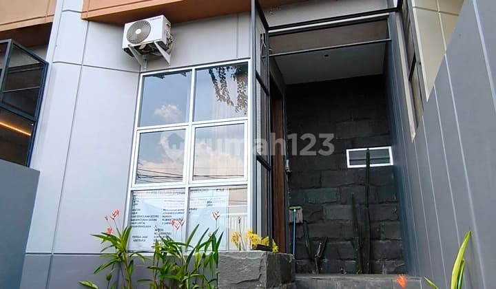 Rumah 2 Lantai Desain Modern Tropical, Akses 10 Menit ke Puri Cbd