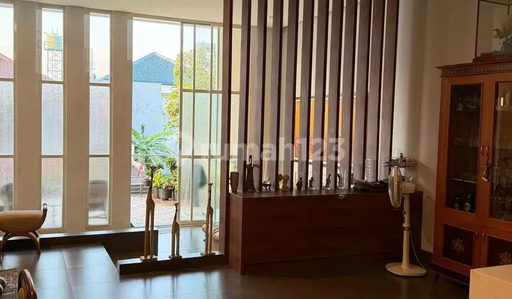 Rumah 3 Lantai Mewah dan Siap Huni, Lokasi Favorit