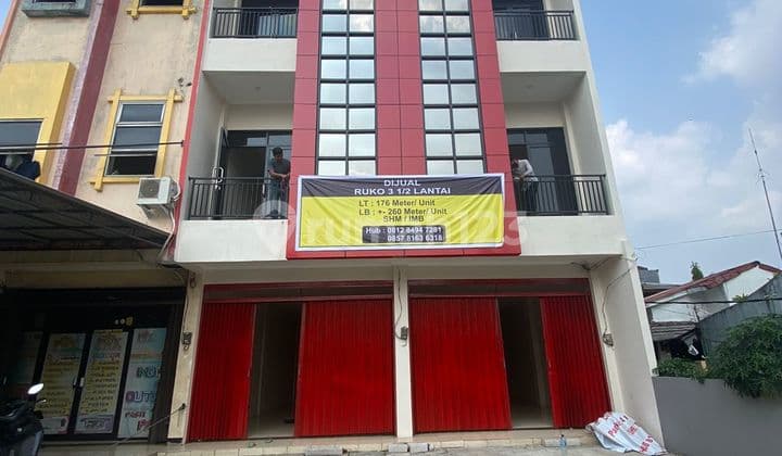 Bebas Banjir, Ruko, 3 Lantai, SHM, Dekat Pusat Perbelanjaan, bisa KPR