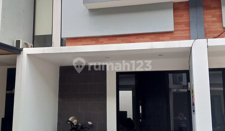 Rumah 2 Lantai Strategis Siap Huni Dekat Graha Raya
