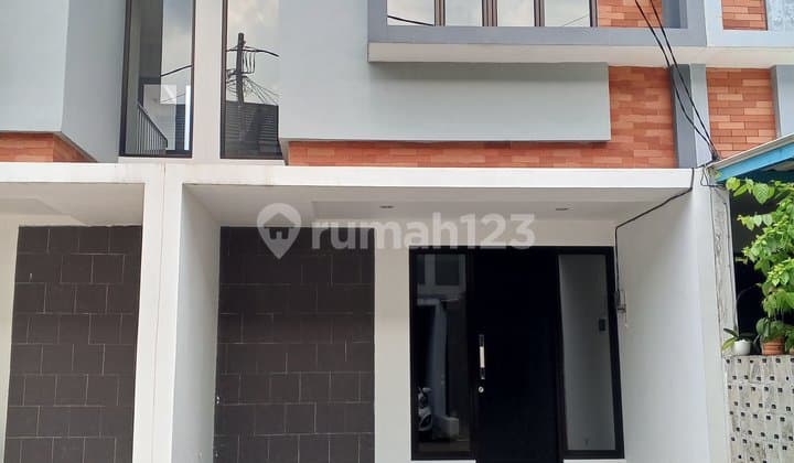 Rumah 2 Lantai SHM Bebas Banjir Dekat Graha Raya