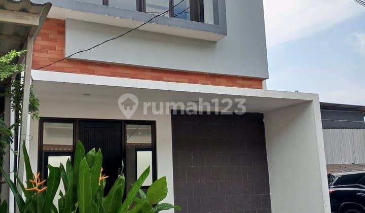 Rumah 2 Lantai SHM Strategis Dekat Graha Raya Bebas Banjir