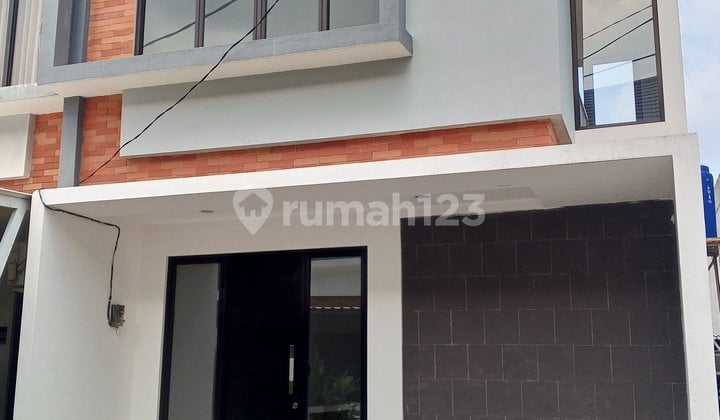 Rumah 2 Lantai Strategis Dekat Graha Raya Siap Huni