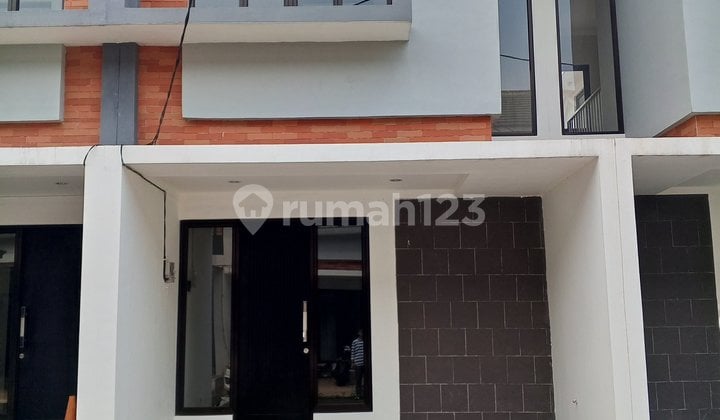 Rumah 2 Lantai Dekat Graha Raya Bebas Banjir