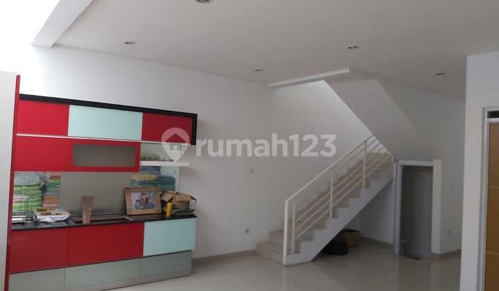 Rumah 2 Lantai Sayap Bkr