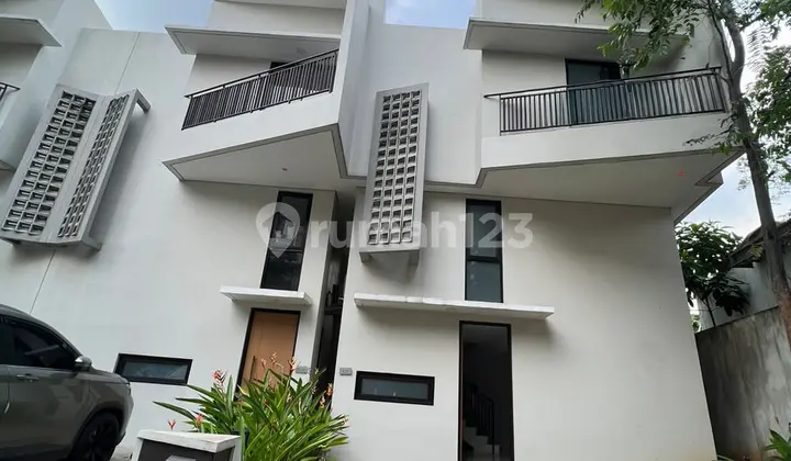 Rumah 2 Lantai Siap Huni di Vtown House