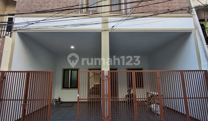 Rumah Baru 3 Lantai Tanjung Duren, SHM, Jalan 2 Mobil, Siap Huni!