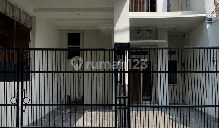Rumah 2 Lantai Modern di Taman Cosmos, LT 114M²