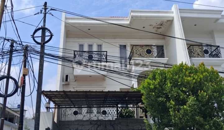 Rumah Besar 3 Lantai, LT 160M², SHM, Bebas Banjir- Bojong Indah