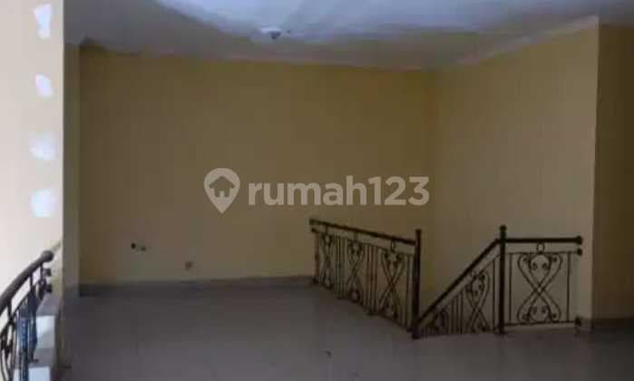 Rumah Murah Sayap Riaustrategis, Main Road