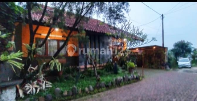 3-Story House with Mountain View Located in the City, Freehold Title, Villa-Style, Cool Air in the Middle of the City, Accessible by Public Transit, Safe Environment in Cigadung
