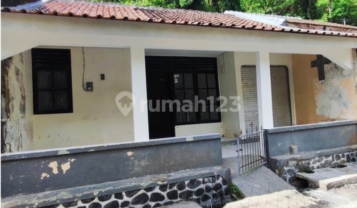 House and Kiosk in Banjar Anyar