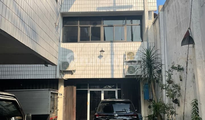 Ruko Strategis 3 Lantai di Komplek Pertokoan, Siap Huni