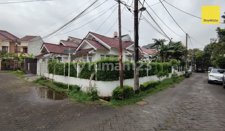 Rumah Hoek Bintaro! Halaman Luas - Harga Menarik, Jarang Ada!