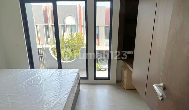 Rumah 2 Lantai Hadap Selatan Semi Furnish One Gate System di BSD