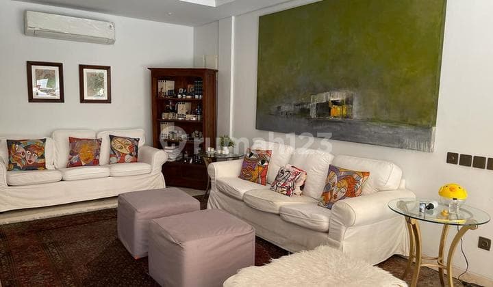 Rumah Hook Bangunan 3 Lantai SHM Ada Attic Room di Pesanggrahan