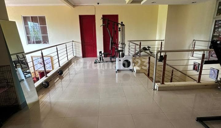 Rumah Mewah SHM Taman Luas Bebas Banjir di Metro Jakarta