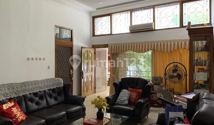 Rumah 2 Lantai SHM Semi Furnished dengan 2 Gudang di Menteng
