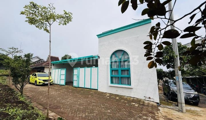 Dijual Cepat Rumah Italian Villa Full Furnish With Private Pool di Kota Batu.