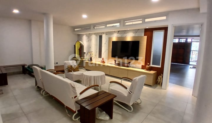 Modern Tropical House Semi Furnished 3 Lantai