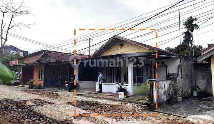 The house is located in the center of Jambi city in a busy environment and close to schools.