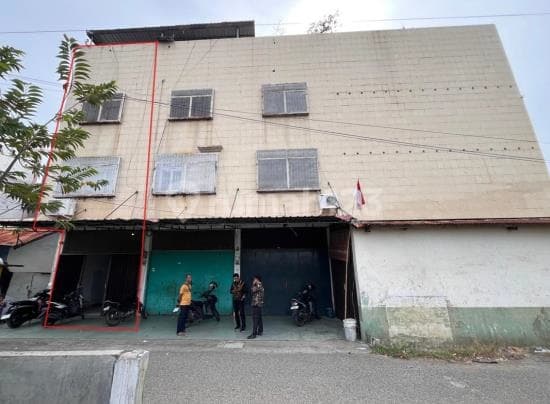 Shop house located in a comfortable environment and strategic city center location.