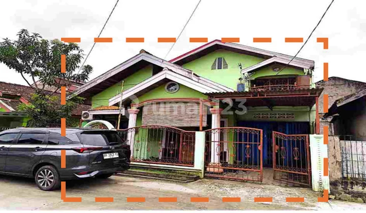 The house is located in the city center in a busy environment.