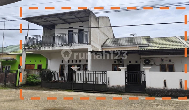 The house is located in the city center and in a bustling environment.
