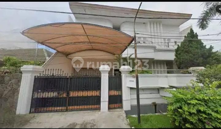 Luxurious House in Manyar Kertoajo, Ready to Occupy, 2 Floors, Minimalist Garden with Open Space