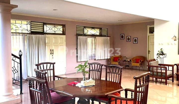 Rumah Modern Memiliki.kolam Renang