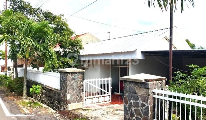 Di Jual Rumah Nyaman Dekat Jalan Butuh Sedikit Renov 10265