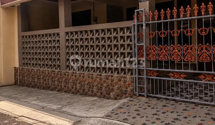 Ready-to-Occupy Luxury House Flood-Free Very Comfortable in a Complex