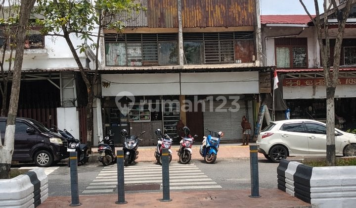 For Sale 2-Story Shophouse Super Strategic Location - 14 Boarding Rooms, 2 Bathrooms, Near Shopping Center & Busy Access!